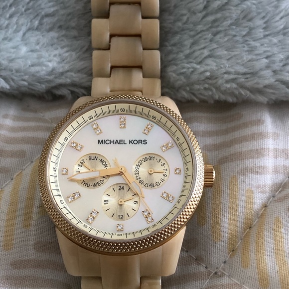 Micheal Kors Women’s Ritz Horn Watch - Picture 4 of 6